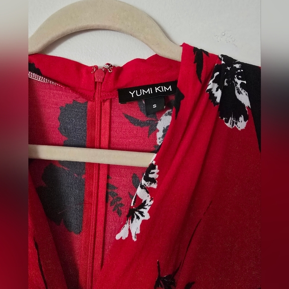 Yumi Kim Size Small Womens Red Black Floral Dress Lomg Sleeves Deep V neck - Picture 2 of 8